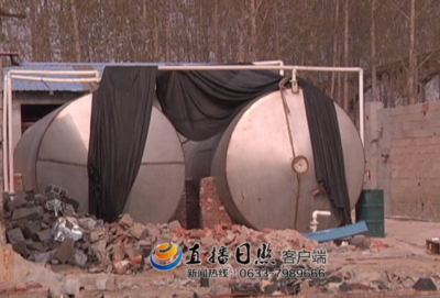 莒縣一化工廠肆意排污 為掩耳目把墻涂成廢渣色